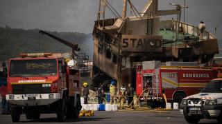 Extinguido el incendio del buque de Ribeira (A Coruña) con la embarcación ya estabilizada
