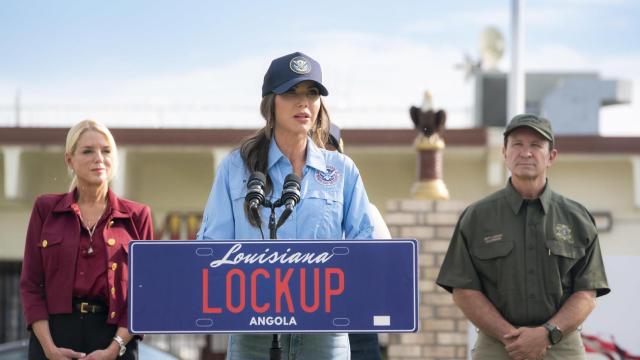 La secretaria del Departamento de Seguridad Nacional, Kristi Noem, habla durante una conferencia de prensa en el Campo Penitenciario Estatal 57 de Luisiana, en Angola, Luisiana.