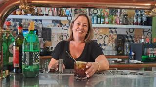 Ni vino ni cerveza, esta es la bebida que más se bebe durante las fiestas de Elda: preparan más de mil vasos