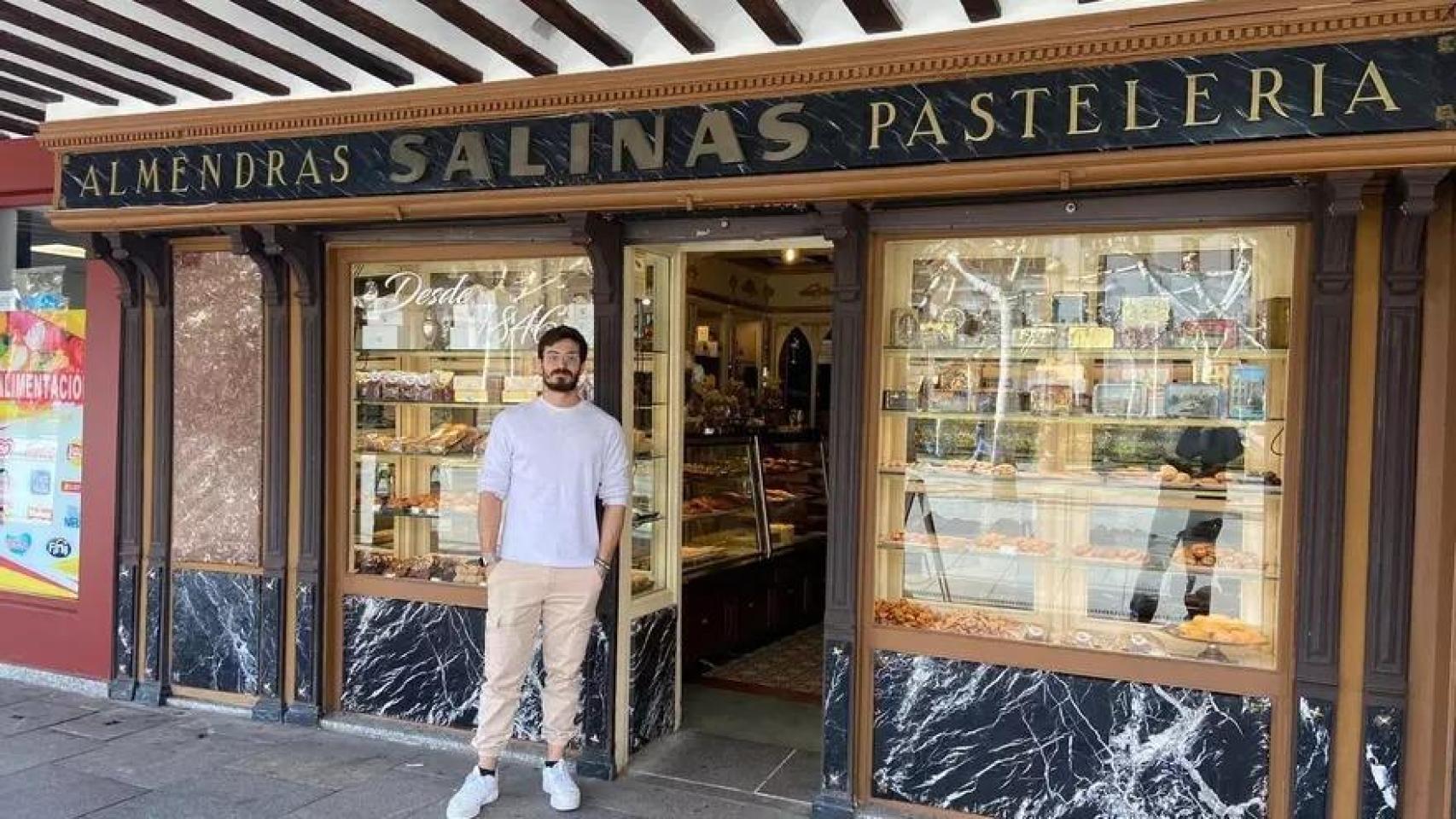 Carlos Valverde en su Pastelería Salinas.