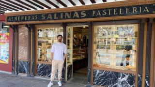 Carlos, el joven pastelero que rescata la pastelería más antigua de Alcalá de Henares y triunfa con su costrada