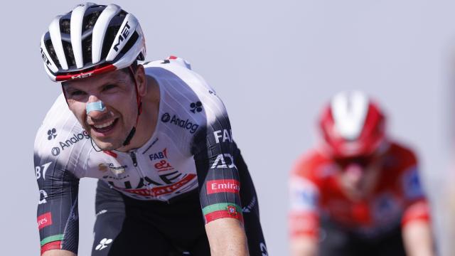 Joao Almeida se impone a Jonas Vingegaard en un duelo espectacular en el Angliru.