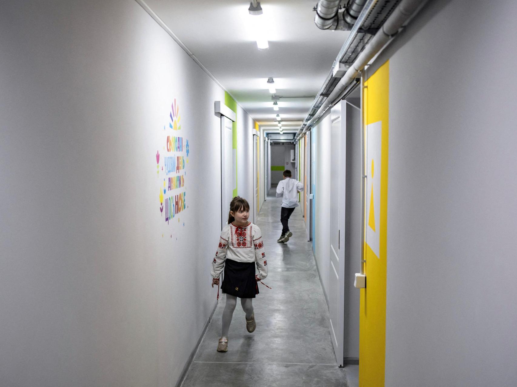 Niños asisten a un colegio de Járkov donde las aulas está bajo tierra.