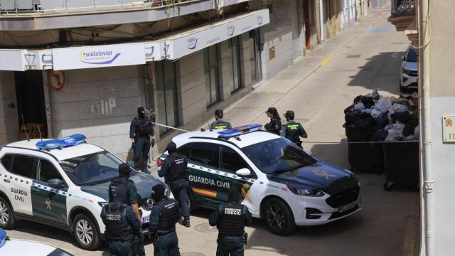 La Guardia Civil en Alfafar tras proferir un vecino a otro tres disparos. Efe / Kai Försterling