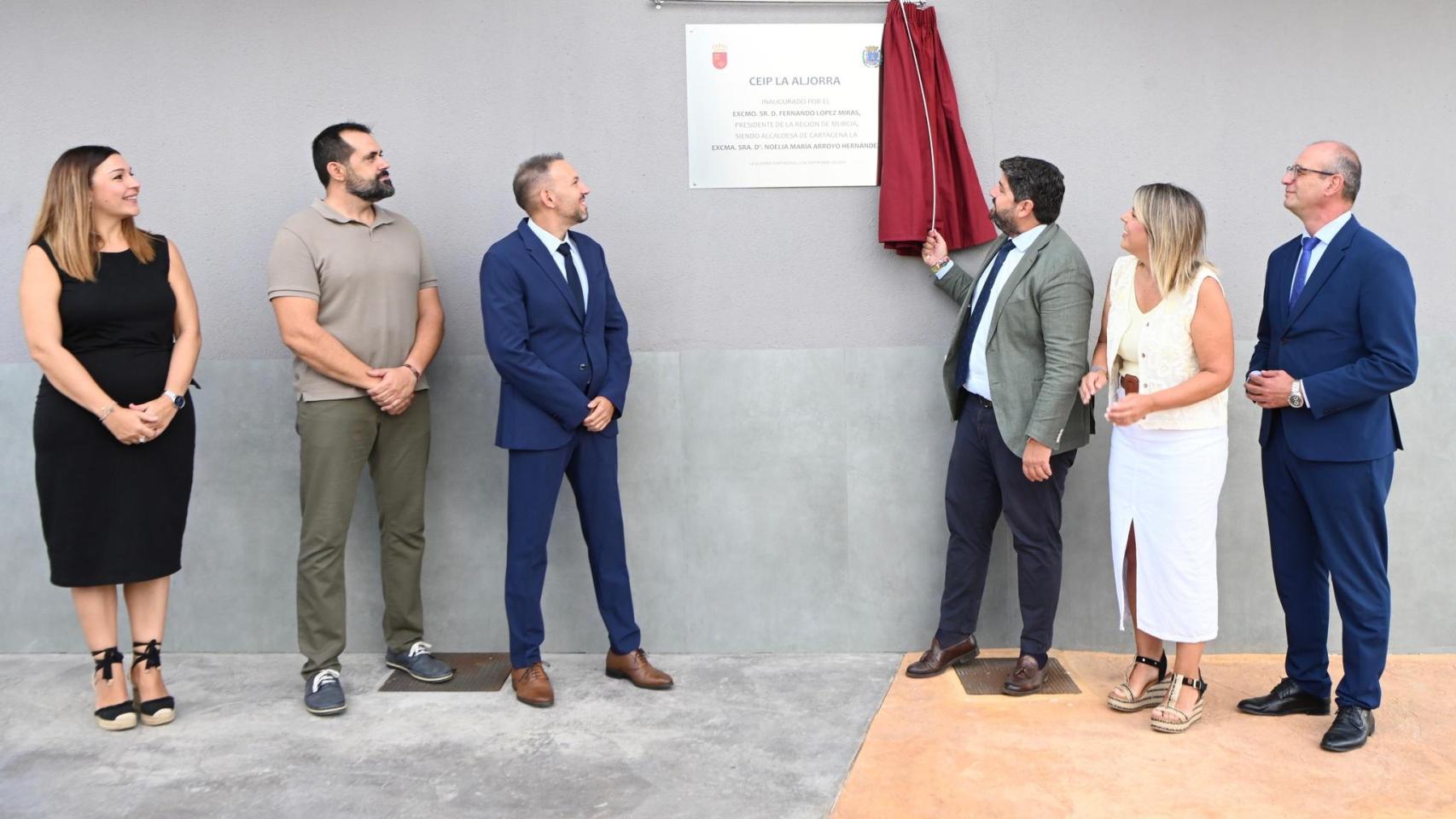 Fernando López Miras (c), este viernes, inaugurando el nuevo Colegio La Aljorra en Cartagena. de 44M de su Gobierno para iniciar el nuevo curso escolar