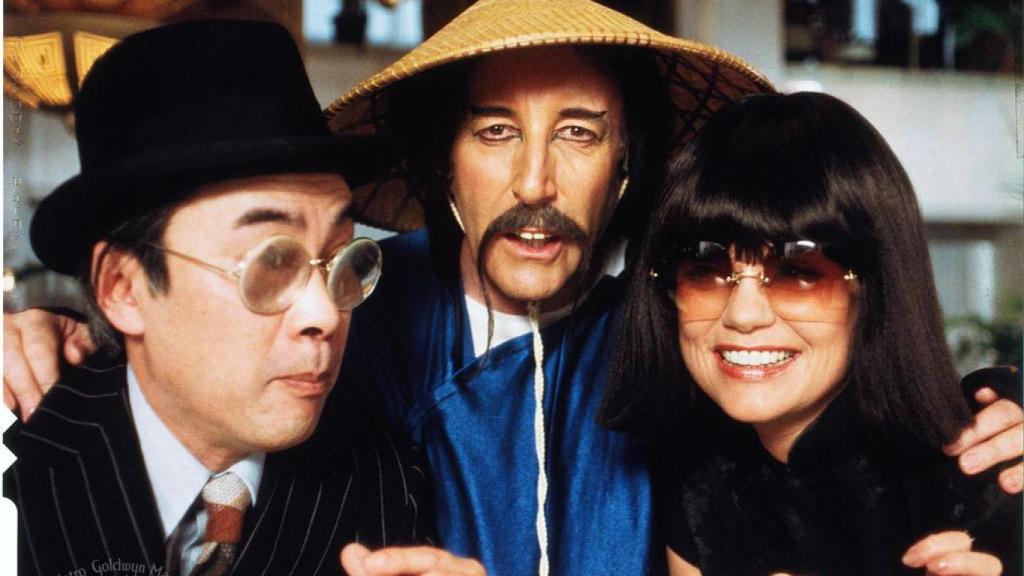 Peter Sellers, Dyan Cannon y Burt Kwouk en 'La venganza de la pantera rosa' (1978).