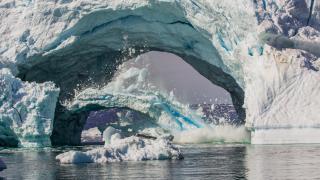 La inundación que hizo estallar un glaciar en Groenlandia: el deshielo llega a las capas más profundas de los icebergs