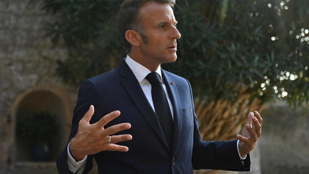 El presidente francés, Emmanuel Macron, habla tras asistir a una videoconferencia con miembros de la llamada coalición de los dispuestos, el domingo 17 de agosto de 2025, en el Fuerte de Brégançon, en Bormes-les-Mimosas, sur de Francia.