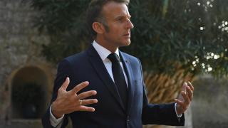 ¿Un primer ministro socialista en Francia? Macron baraja ya todas las cartas para salvar su legislatura cuando Bayrou caiga