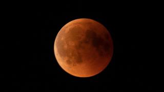 Guía para ver el eclipse total de luna de este domingo: las mejores zonas y horas para observarlo en España