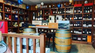 La mejor tienda de vinos se esconde en este pueblo de Palencia: más de 300 etiquetas y productos de la zona