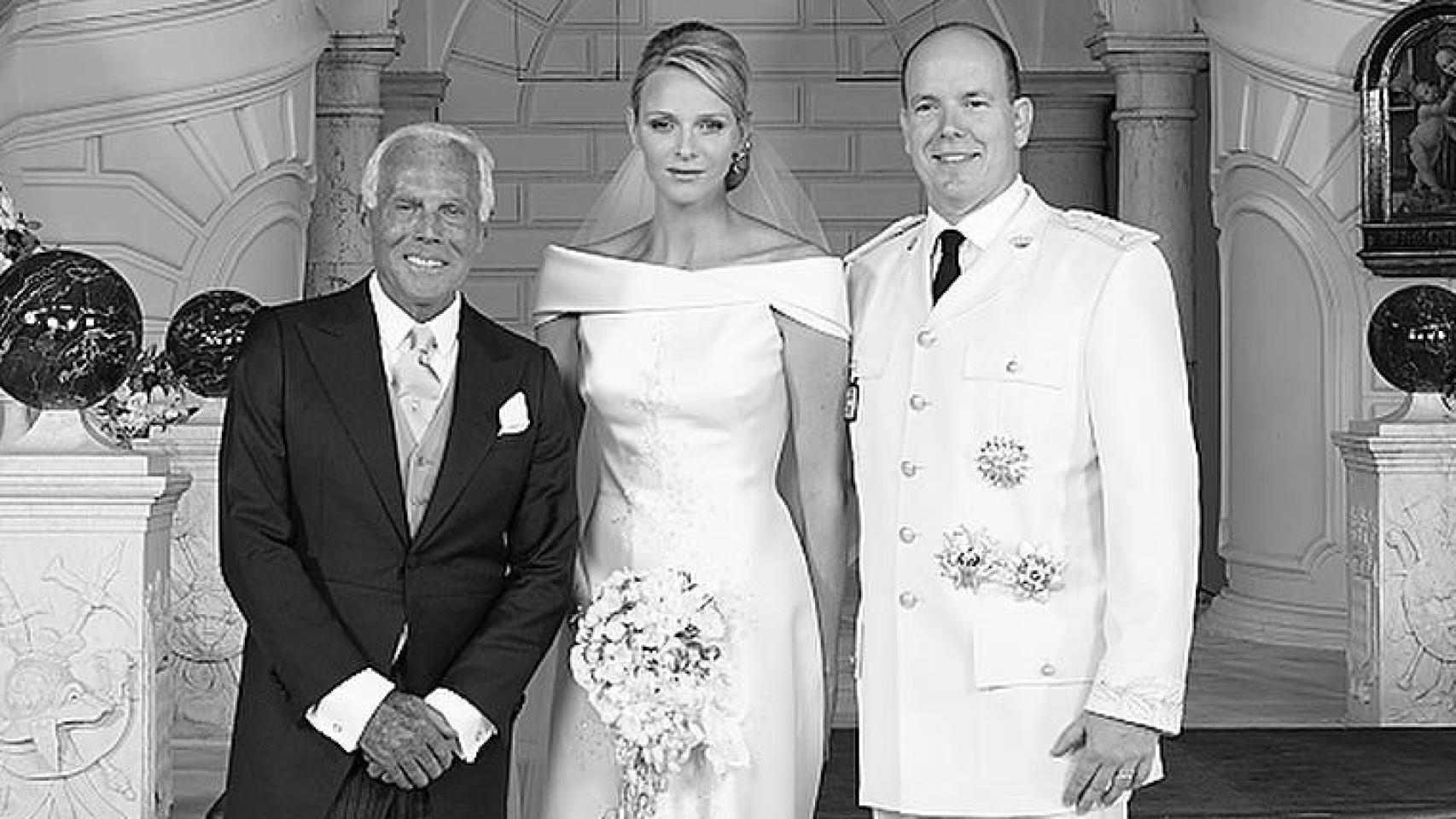 Los príncipes de Mónaco, junto a Armani en su boda.