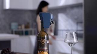 El nuevo invento para servir la copa perfecta y conservar el vino como el primer día que se adapta a cualquier botella