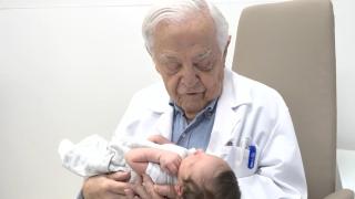 La insólita historia de Juan (86), ginecólogo de Madrid, que trae al mundo a su bisnieto: "Me jubilaré cuando el Atleti..."