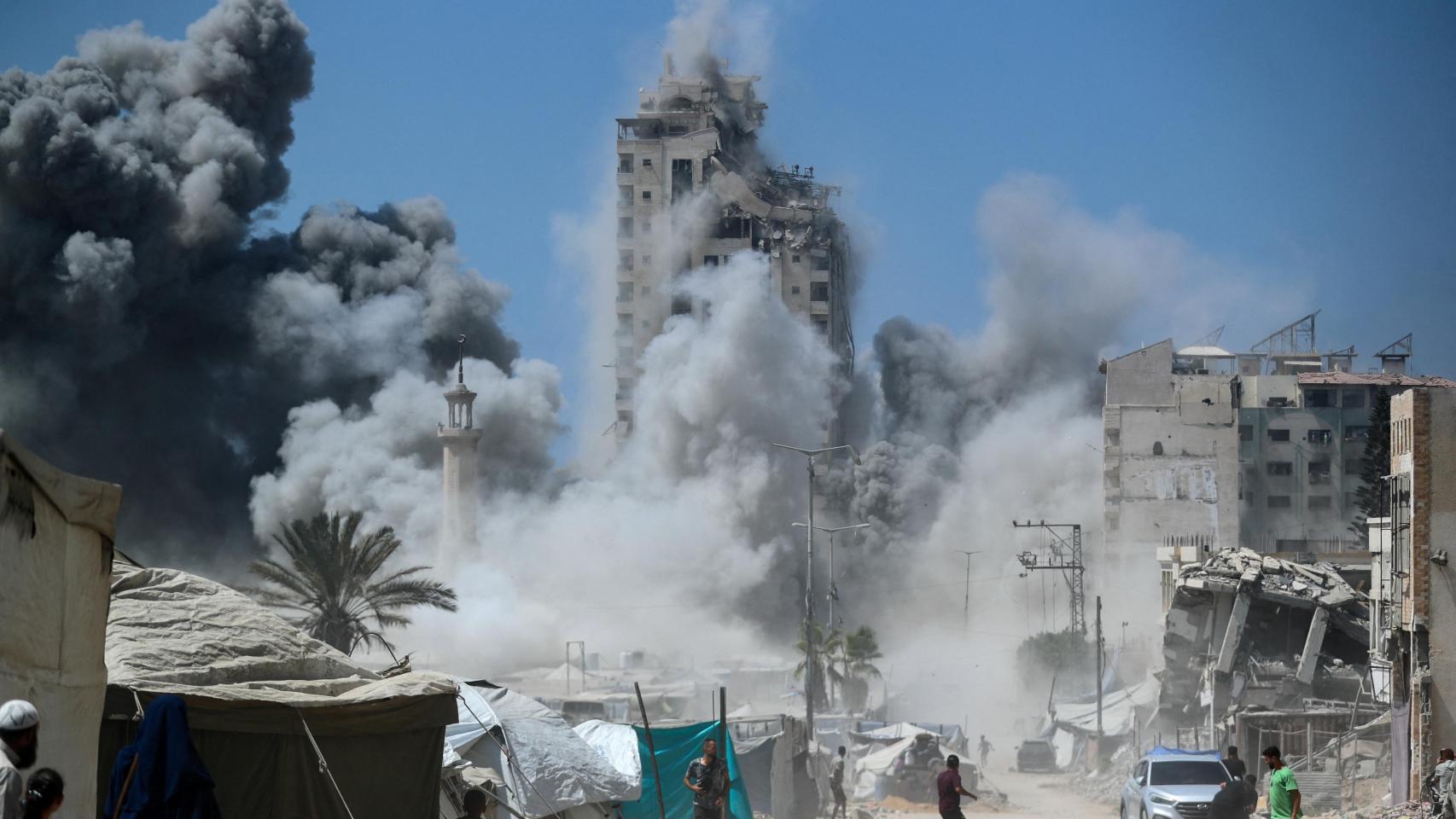 El humo se eleva desde un edificio alcanzado por un ataque aéreo israelí, en la ciudad de Gaza , el 5 de septiembre de 2025.