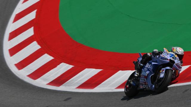 Álex Márquez traza un viraje con su Ducati Desmosedici GP24, en el circuito de Barcelona-Cataluña.