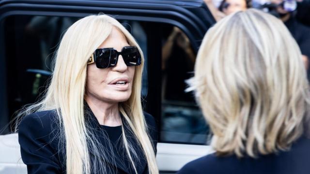 Donatella Versace, en la capilla ardiente de Giorgio Armani, en Milán.