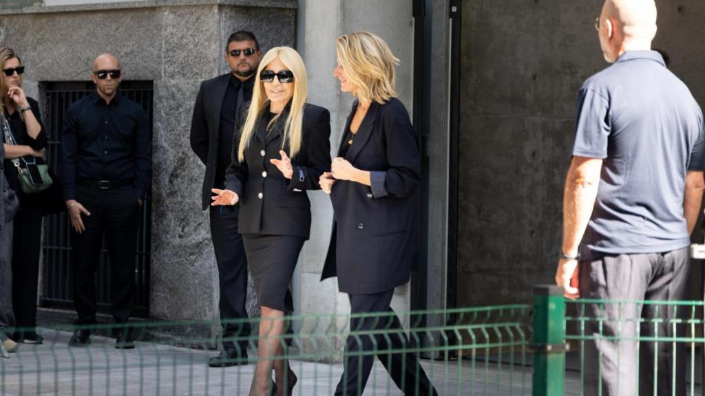 Donatella Versace ha sido una de las primeras personalidades en ir a la capilla ardiente de Giorgio Armani.