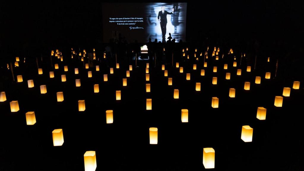 El ataúd de Giorgio Armani, en el teatro que lleva su nombre, posa frente a una fotografía suya y una alfombra de Lantern.