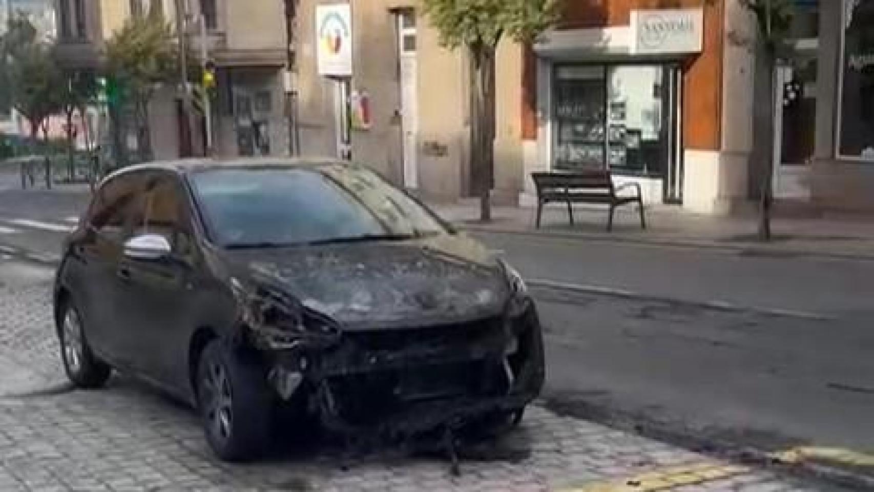 Imagen tras el incendio en la avenida Sanjurjo Badia de Vigo.