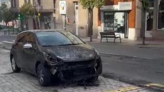 Un incendio quema de madrugada varios vehículos y contenedores en Vigo