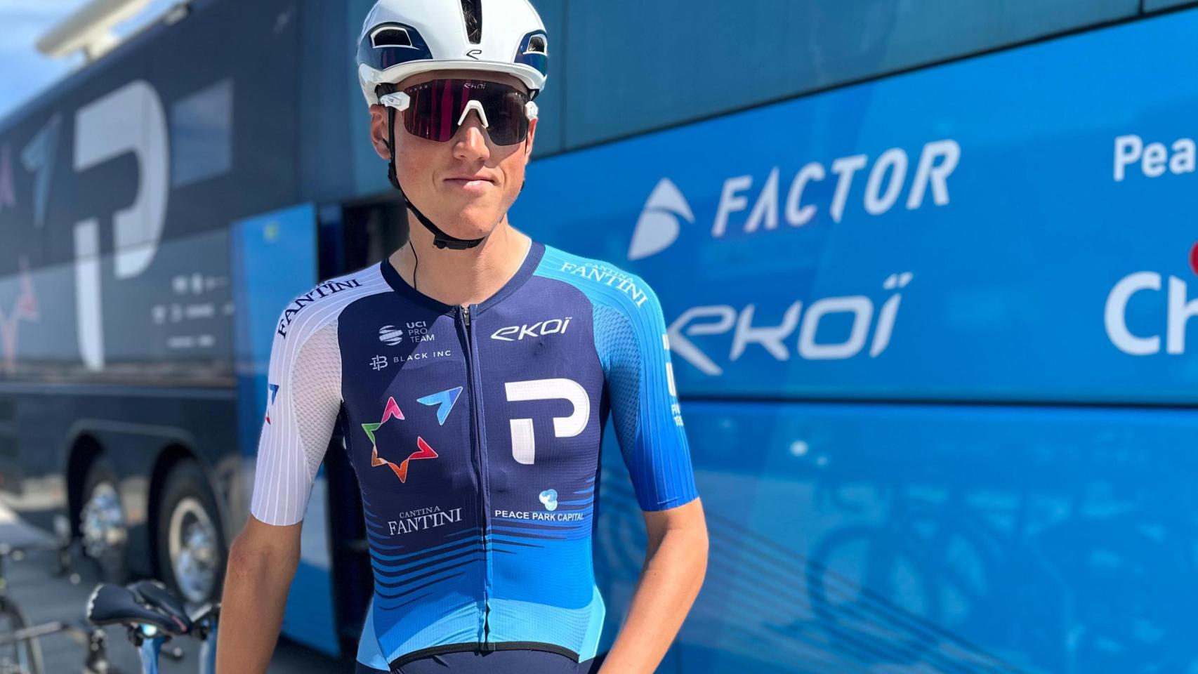 Un miembro del equipo Israel Premier Tech sin el nombre del país en el maillot