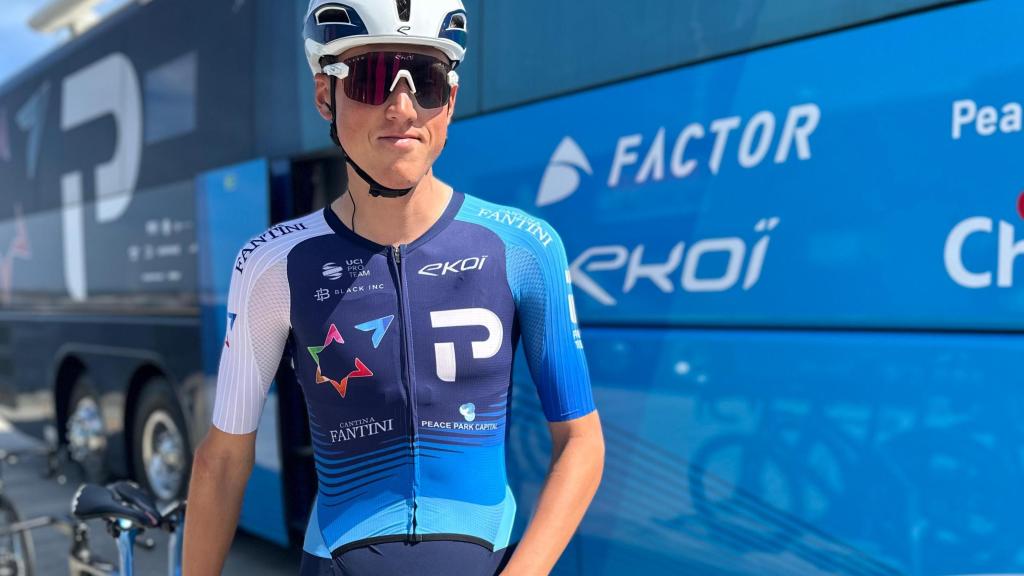 Un miembro del equipo Israel Premier Tech sin el nombre del país en el maillot