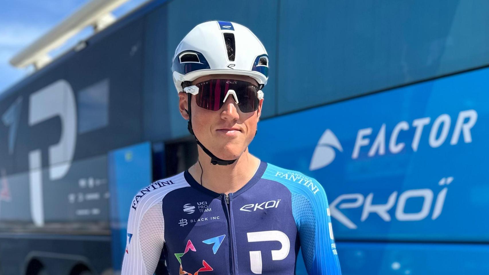 Un miembro del equipo Israel Premier Tech sin el nombre del país en el maillot