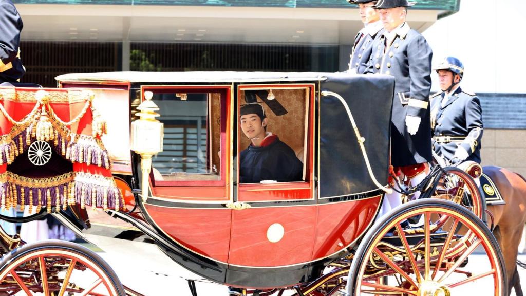 La ceremonia, conocida como Kakan No GI, es un rito tradicional de la casa imperial japonesa que marca el paso de la vida adulta de los príncipes imperiales masculinos.