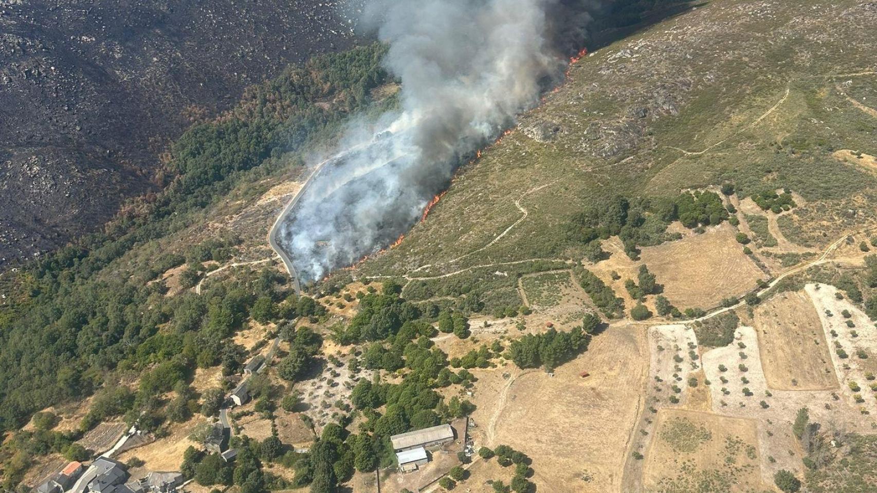 La población de Castromil, entre Zamora y Ourense, queda confinada por un incendio avivado por el viento