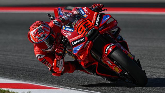 Marc Márquez traza un viraje con su Ducati Desmosedici GP25, en el circuito de Montmeló.