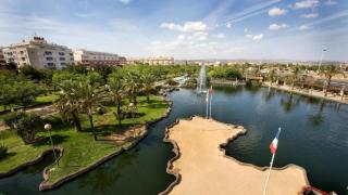 El bonito parque de Torrevieja con una peculiar forma ideal para un paseo: gran espacio verde con animales en libertad