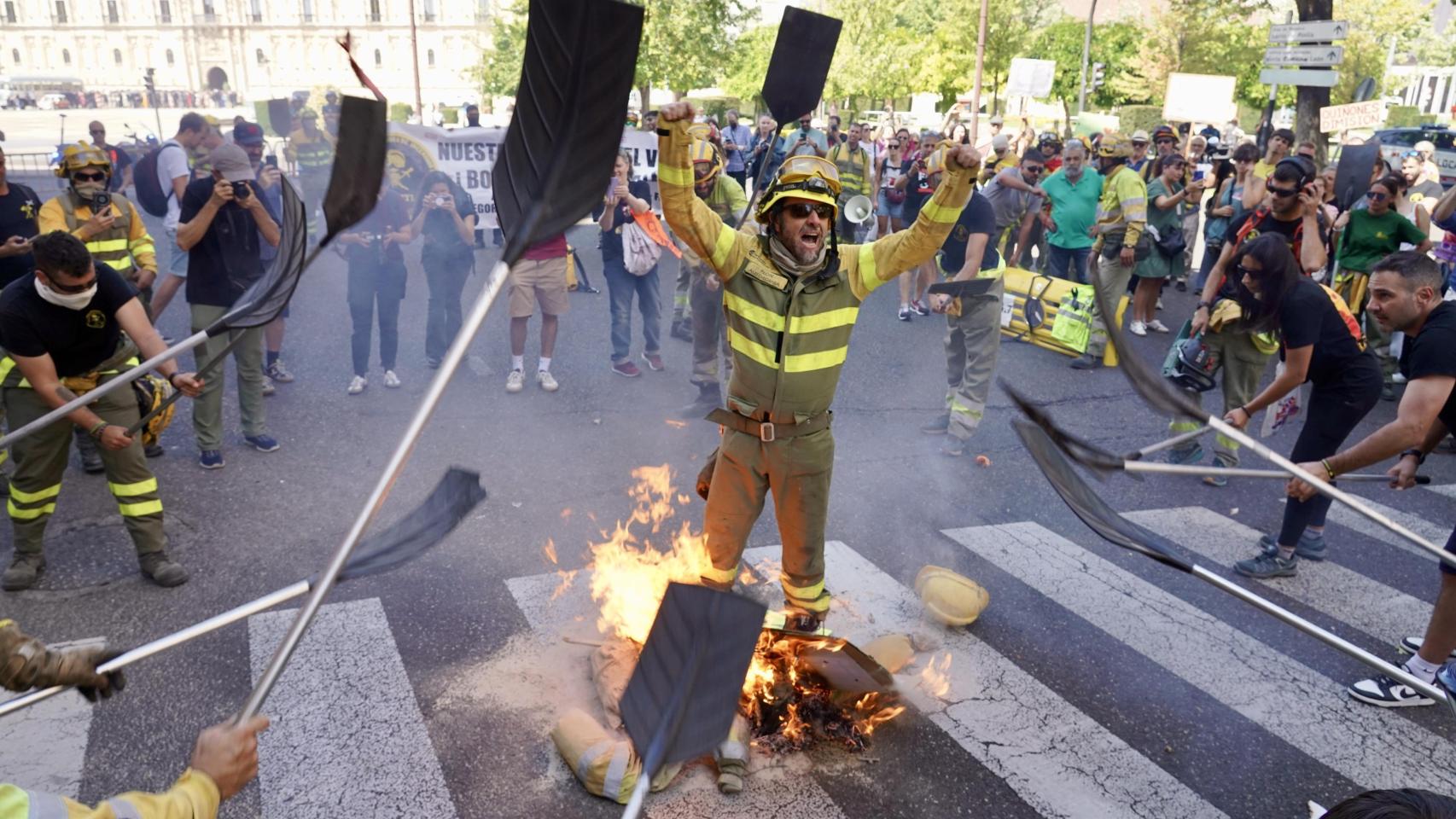 Manifestación convocada por la Asociación de Trabajadores de Incendios Forestales de Castilla y León para exigir mejoras en el operativo de prevención y extinción de incendios