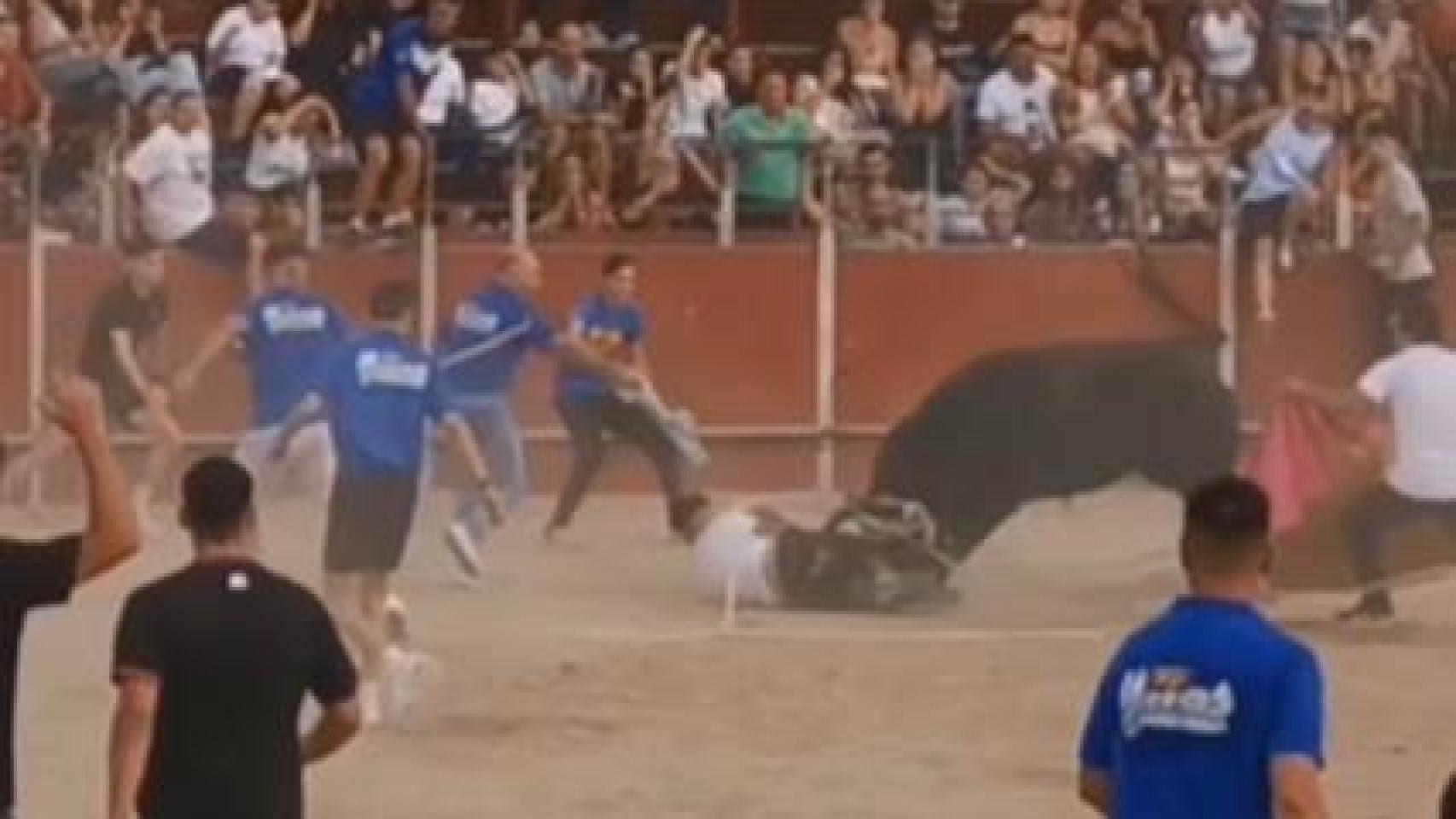 Momento de la cogida. Foto: 'Vive los Encierros'.