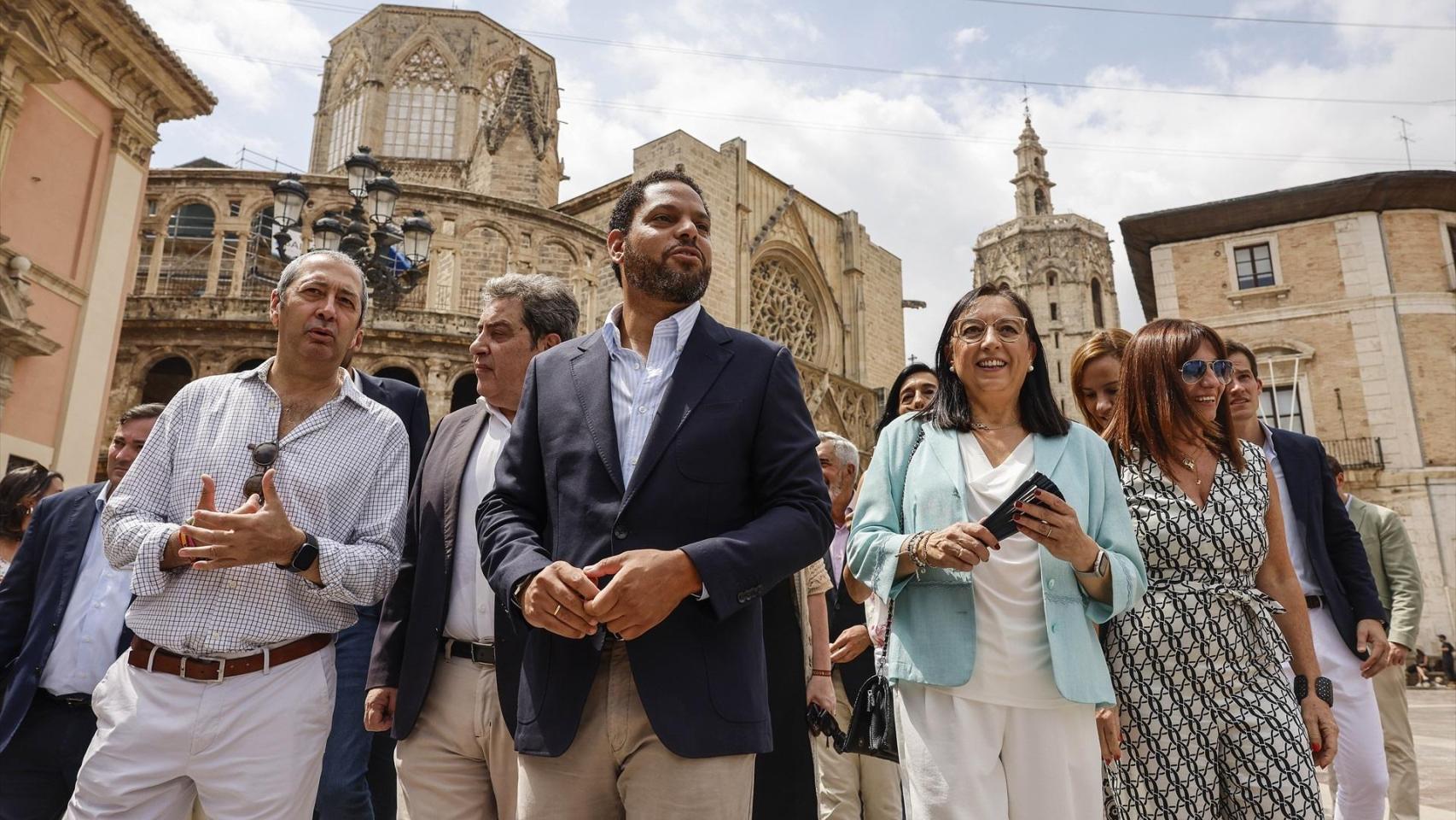 El secretario general de Vox, Ignacio Garriga, junto a cargos valencianos de Vox. Rober Solsona / EP