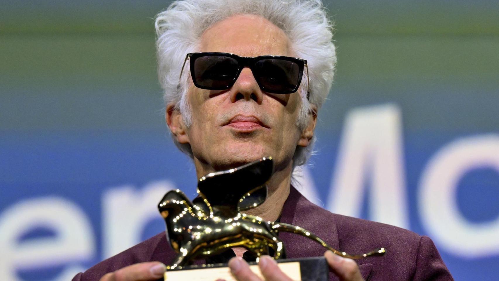 Jim Jarmusch posa después de recibir el León de Oro al mejor largometraje por 'Father Mother Sister Brother', durante la ceremonia del Festival Internacional de Cine de Venecia. Foto: EFE/EPA/ETTORE FERRARI
