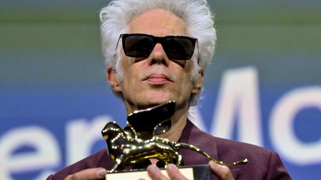 Jim Jarmusch posa después de recibir el León de Oro al mejor largometraje por 'Father Mother Sister Brother', durante la ceremonia del Festival Internacional de Cine de Venecia. Foto: EFE/EPA/ETTORE FERRARI