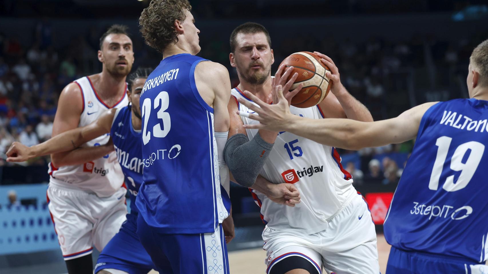 Jokic trata de mantener el balón ante la presión de jugadores finlandenses.