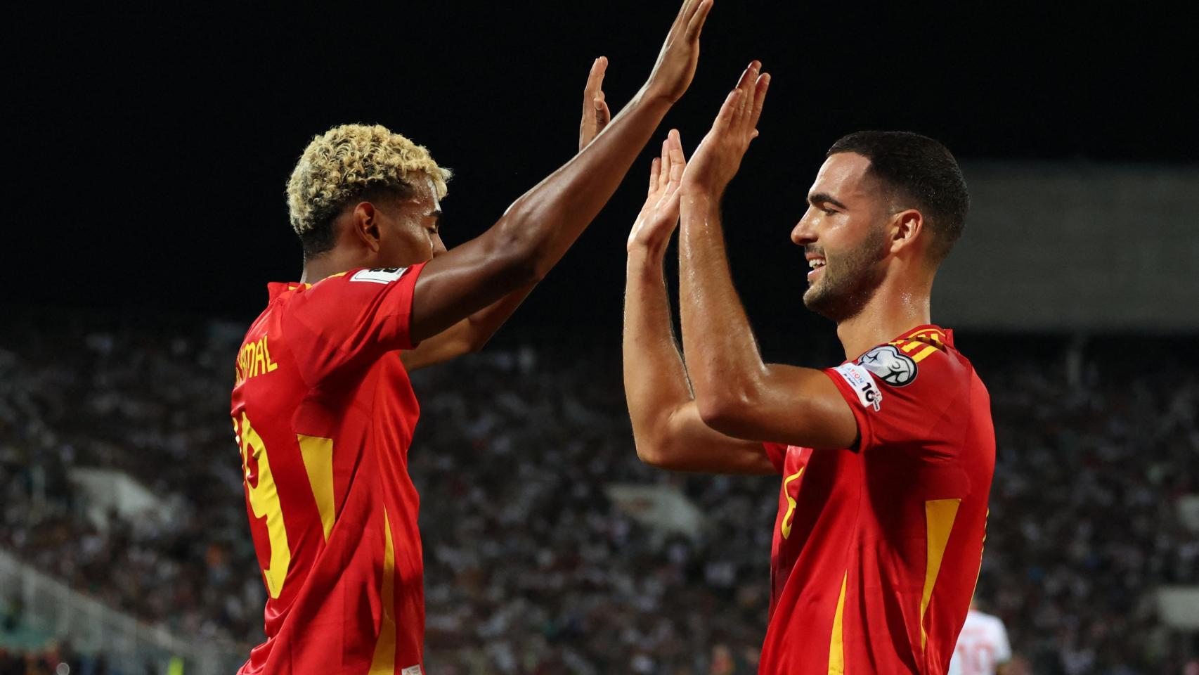 Lamine Yamal y Merino celebran el gol del vasco contra Bulgaria.