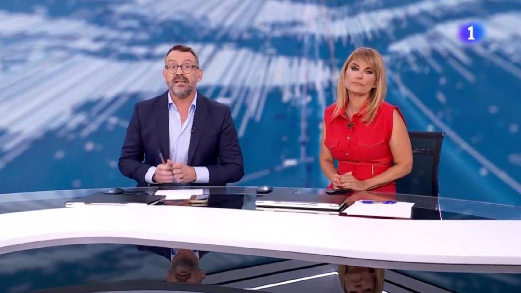 Marc Sala y Lourdes Maldonado en 'Telediario Fin de Semana'.