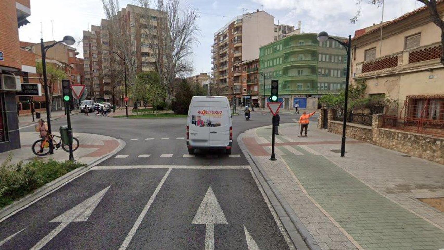 Confluencia de la avenida Hermanos Jiménez con la Plaza Pablo Picasso de Albacete.