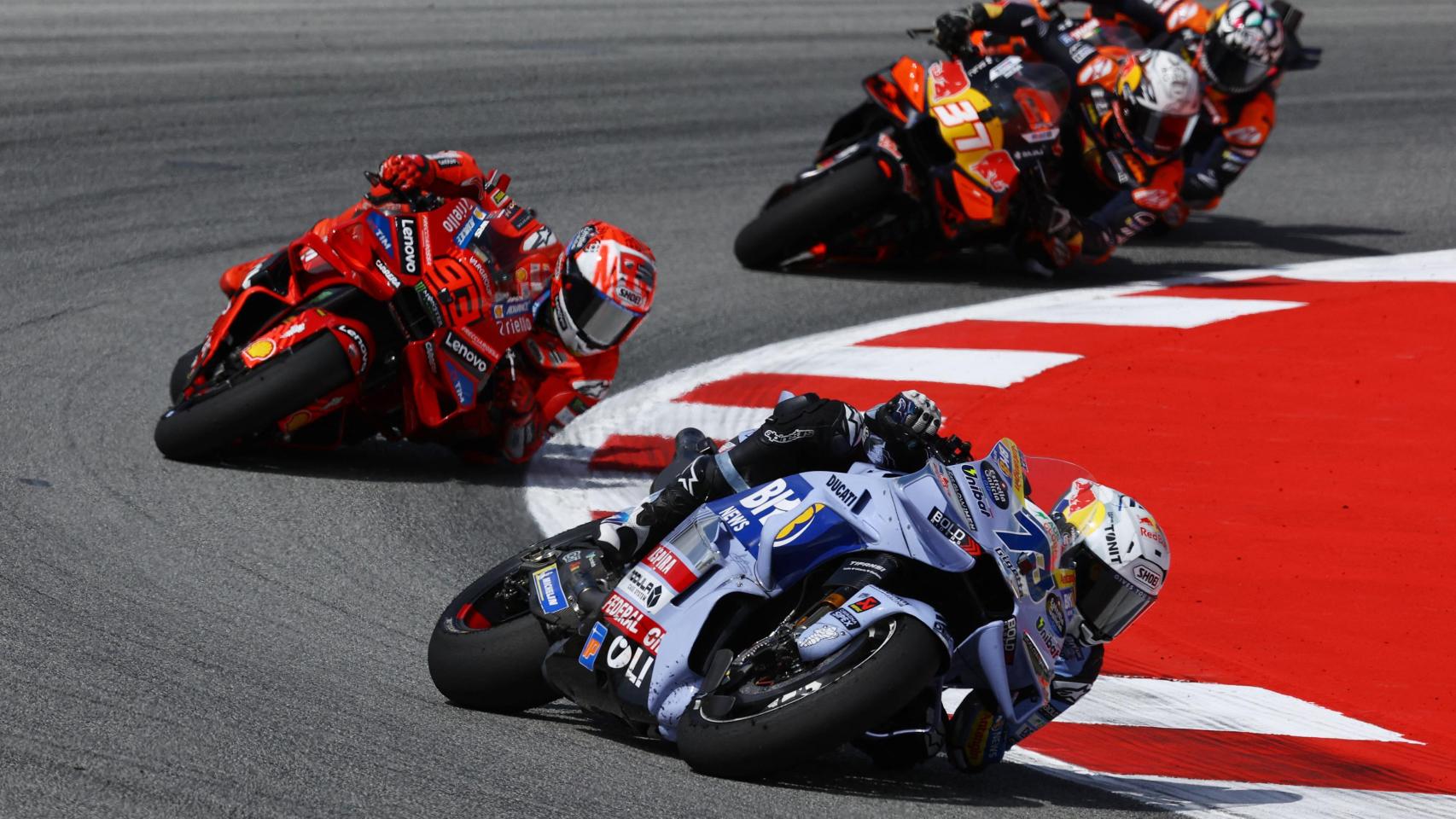 Álex Márquez, por delante de Marc Márquez durante el GP de Cataluña.