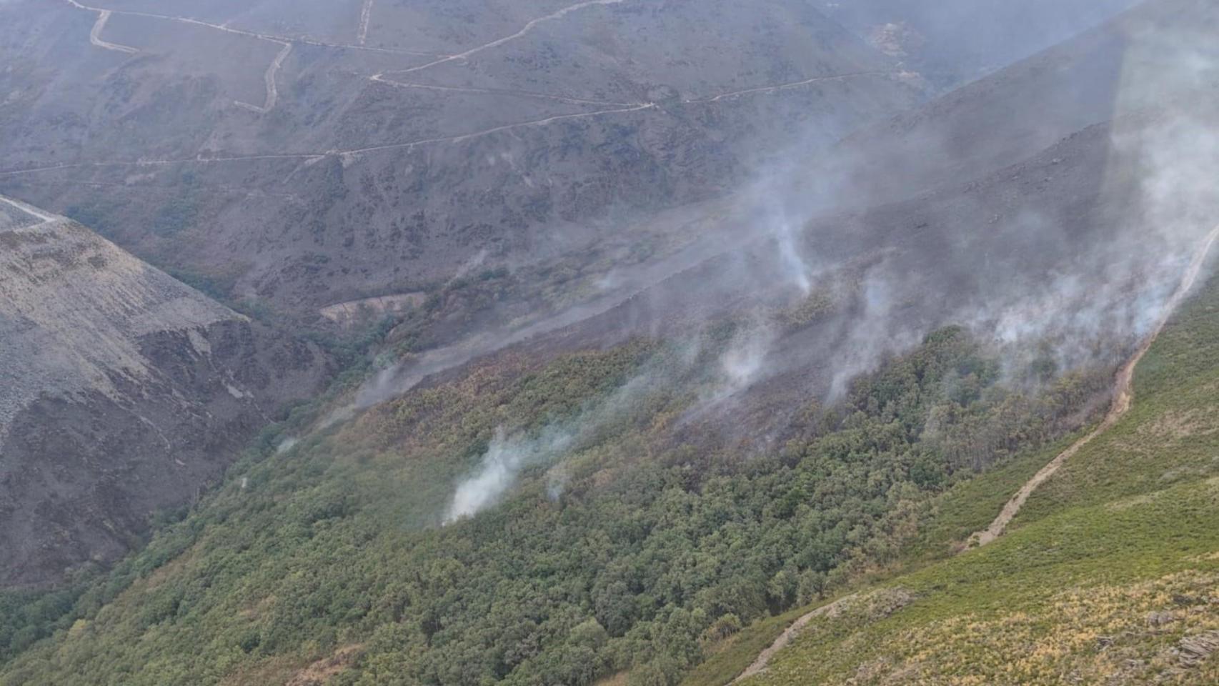 Incendio en Carballeda de Valdeorras, en la parroquia de Casaio, a 7 de septiembre de 2025.