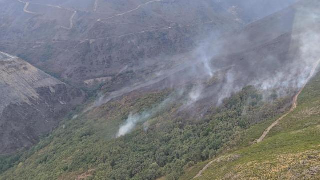 Incendio en Carballeda de Valdeorras, en la parroquia de Casaio, a 7 de septiembre de 2025.