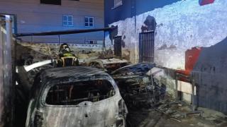 Incendio en un taller mecánico de Santovenia: hay varios coches calcinados
