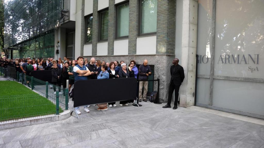 Se estima que unas 6,000 personas se acercaron el sábado 7 de septiembre el sábado pasado a la Capilla Ardiente de Giorgio Armani, instalada en el Teatro Armani de Milán.