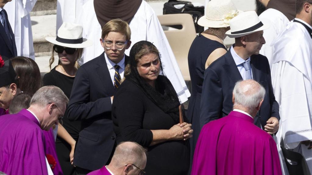 El hermano y la madre de Carlo Acutis durante su canonización en la Plaza de San Pedro.
