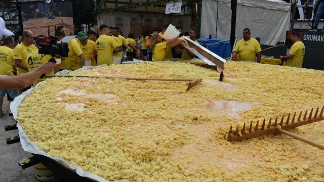 Melide (A Coruña) se cuelga la medalla con la tortilla de patatas más grande del mundo