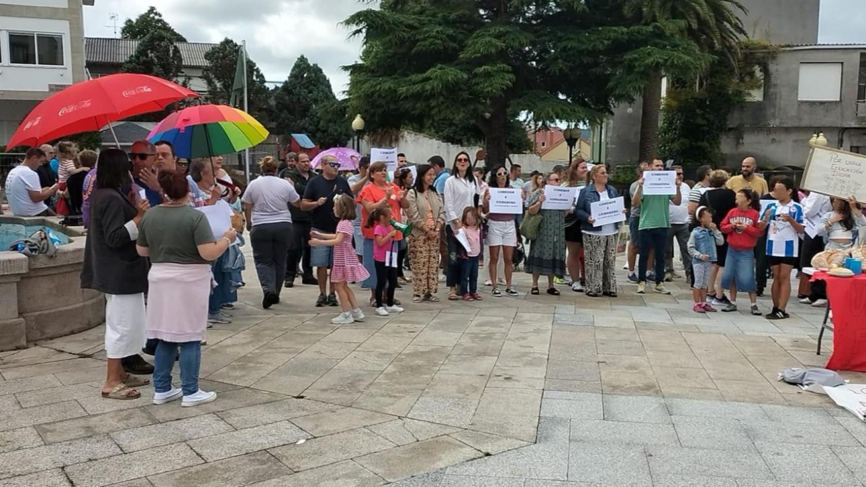 Protesta el pasado mes de julio organizada por el ANPA del CEIP Alfredo Brañas de Laracha (A Coruña) en contra de los recortes.