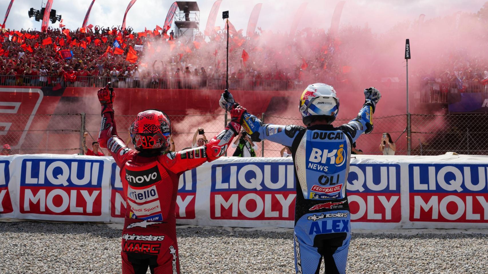 Álex y Marc Márquez celebran ante su afición la primera y segunda posición, respectivamente, logradas en el GP de Cataluña.